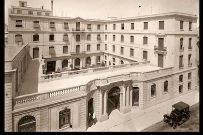 El frente original del edificio, sobre M. T. de Alvear al 2300