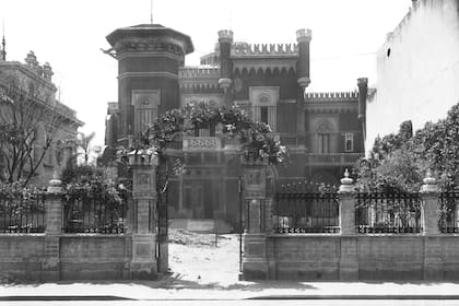 El frente principal de la mansión de los De Ridder sobre avenida Alvear durante las obras de ampliación, hacia 1927.