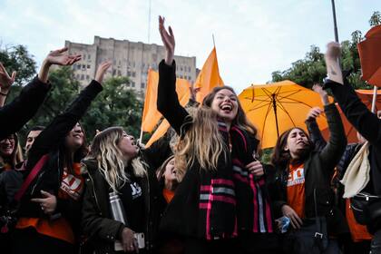 El Frente Reformista, integrado por radicales, socialistas e independientes, retuvo con holgada mayoría el control de la Federación Universitaria de Buenos Aires