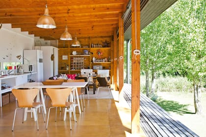 La estructura arquitectónica es muy simple: son dos volúmenes, uno social y uno privado, con un espacio abierto que los conecta.