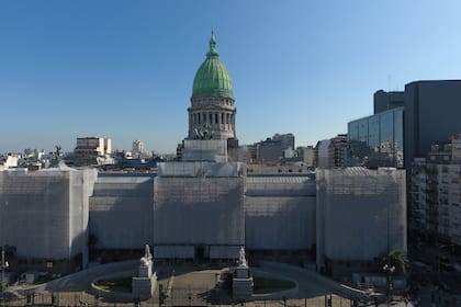 El frente sobre la avenida Entre Ríos, cubierto por una malla.