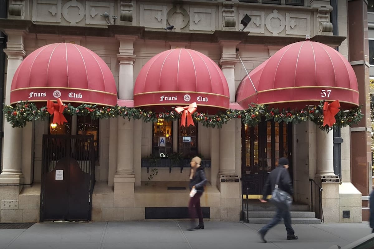 El Friars Club, cuna de leyendas de la comedia, enfrenta un nuevo capítulo tras una subasta hipotecaria y problemas financieros