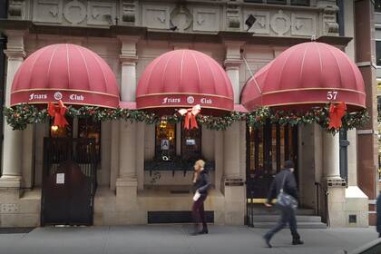 El Friars Club, cuna de leyendas de la comedia, enfrenta un nuevo capítulo tras una subasta hipotecaria y problemas financieros