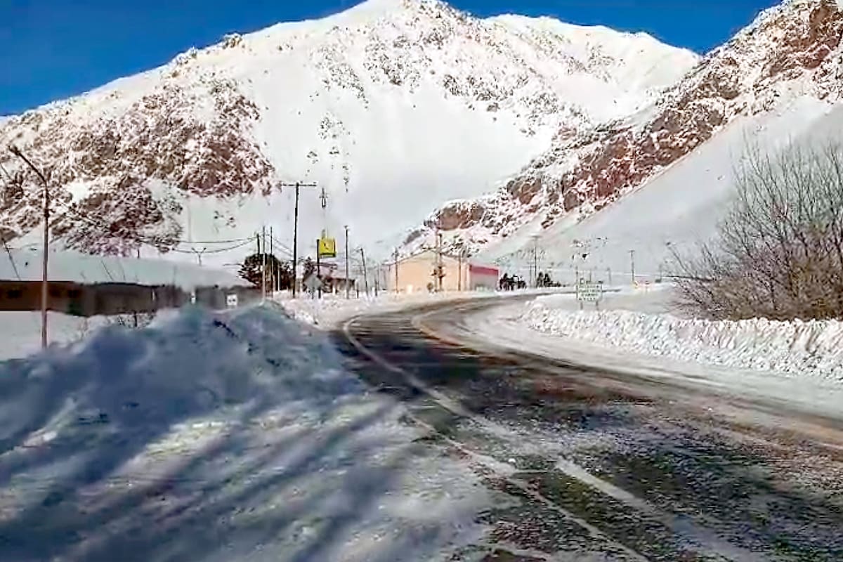 El frío extremo complicó la situación del transporte de carga en la alta montaña mendocina