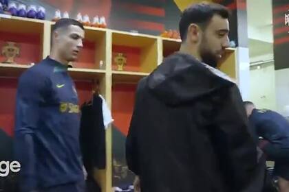El frío saludo de Bruno Fernandes a Cristiano Ronaldo en la concentración de Portugal