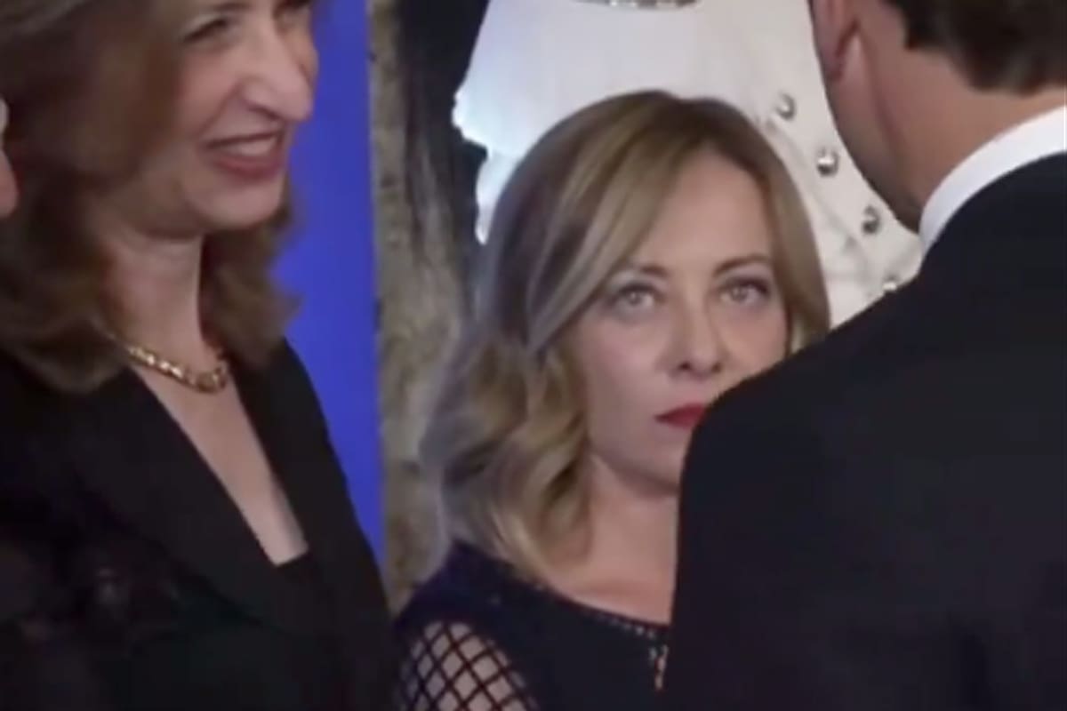 El frío saludo entre Giorgia Meloni y Emmanuel Macron