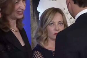 El frío saludo entre Giorgia Meloni y Emmanuel Macron