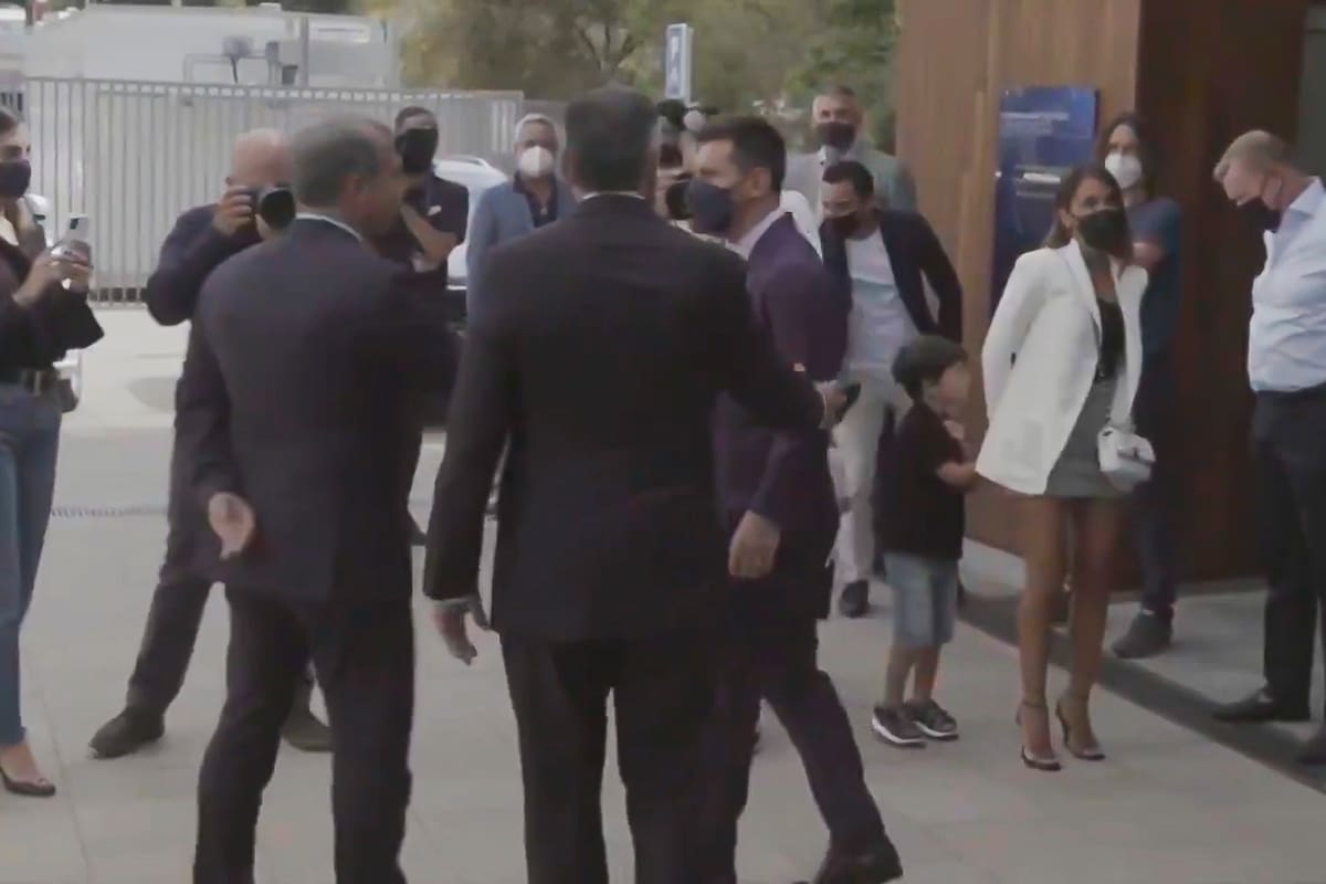 El frío saludo entre Leo Messi y el presidente de Barcelona, Joan Laporta, antes de la rueda de prensa final del argentino.
