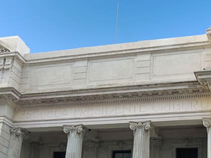 El frontispicio con el nombre de la escuela