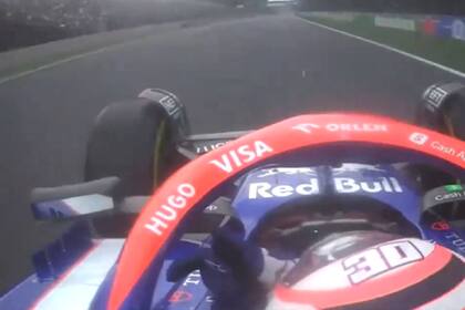 El "fuck you" de Liam Lawson a Sergio "Checo" Pérez tras un encontronazo que ambos pilotos mantuvieron en la vuelta 18 del GP de México