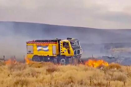 El fuego afectó dos líneas de alta tensión en Alicura y provocó cortes de luz en diversas localidades andinas