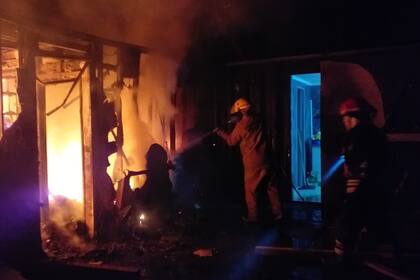El fuego atacó la casa de Diego Reinhold y los bomberos del lugar trabajaron para detenerlo