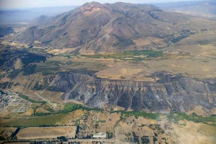 El fuego aún estaba activo entre Esquel y Trevelin; se originó por un cortocircuito registrado al impactar un pájaro contra un transformador eléctrico; trabajaron brigadistas y aviones hidrantes