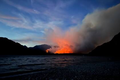 El fuego avanza entre el bosque del Parque Nacional Los Alerces, impulsado por el viento y la sequedad del terreno