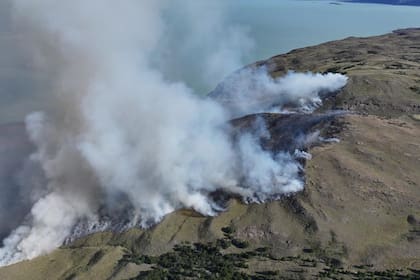 El fuego avanza sobre la vegetación nativa en la zona del Cerro Huemul, donde operan brigadistas y medios aéreos