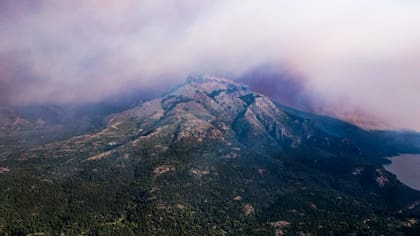 El fuego avanza detrás del cerro La Momia