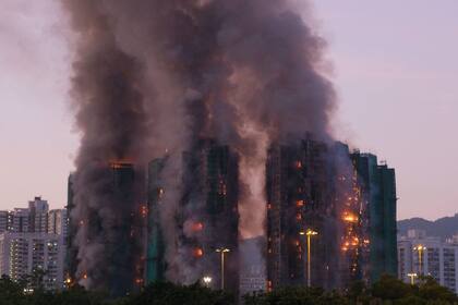 El fuego comenzó en uno de los andamios de bambú y se propagó rápidamente al resto de los edificios