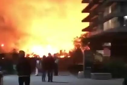El fuego desde el campus de una universidad privada, en Córdoba