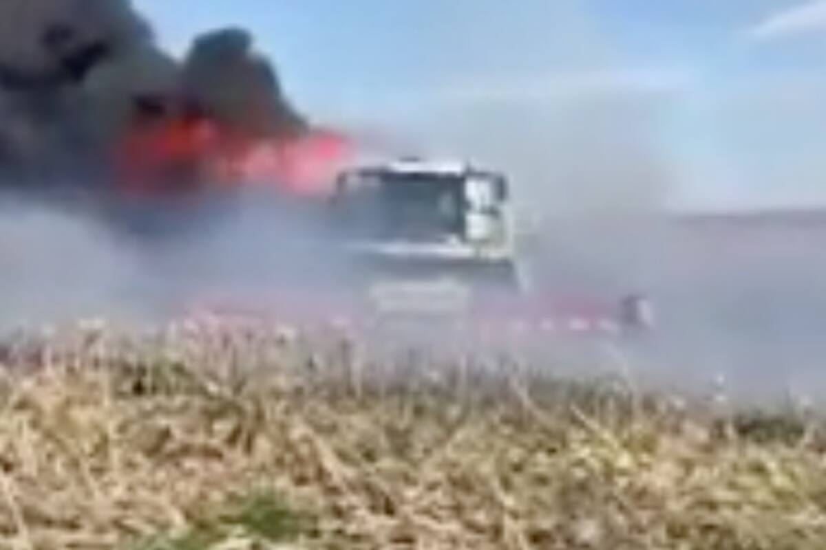 El fuego en el lote con rastrojo de maíz
