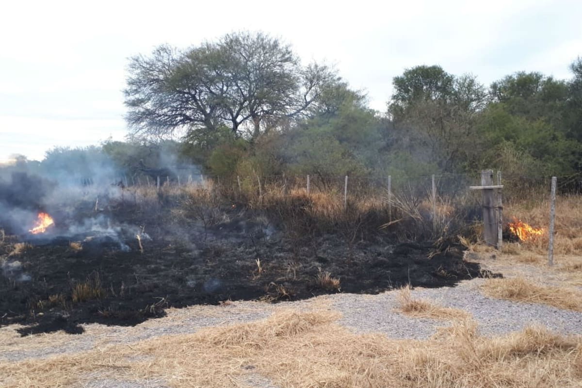 El fuego en la banquina llegó incluso a ingresar al campo del dirigente de CRA