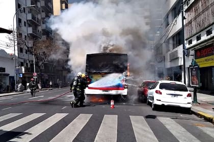 El fuego fue atacado por los bomberos de la Ciudad