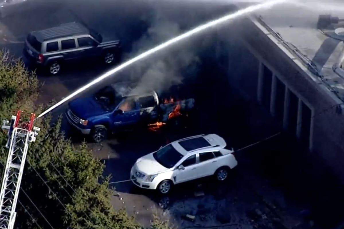 El fuego proveniente de la planta industrial en Ohio dañó vehículos y edificios cercanos