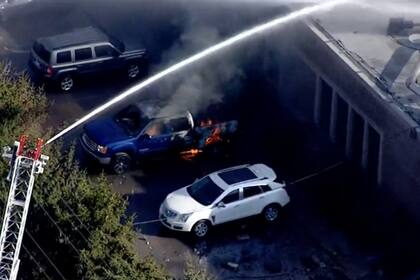 El fuego proveniente de la planta industrial en Ohio dañó vehículos y edificios cercanos