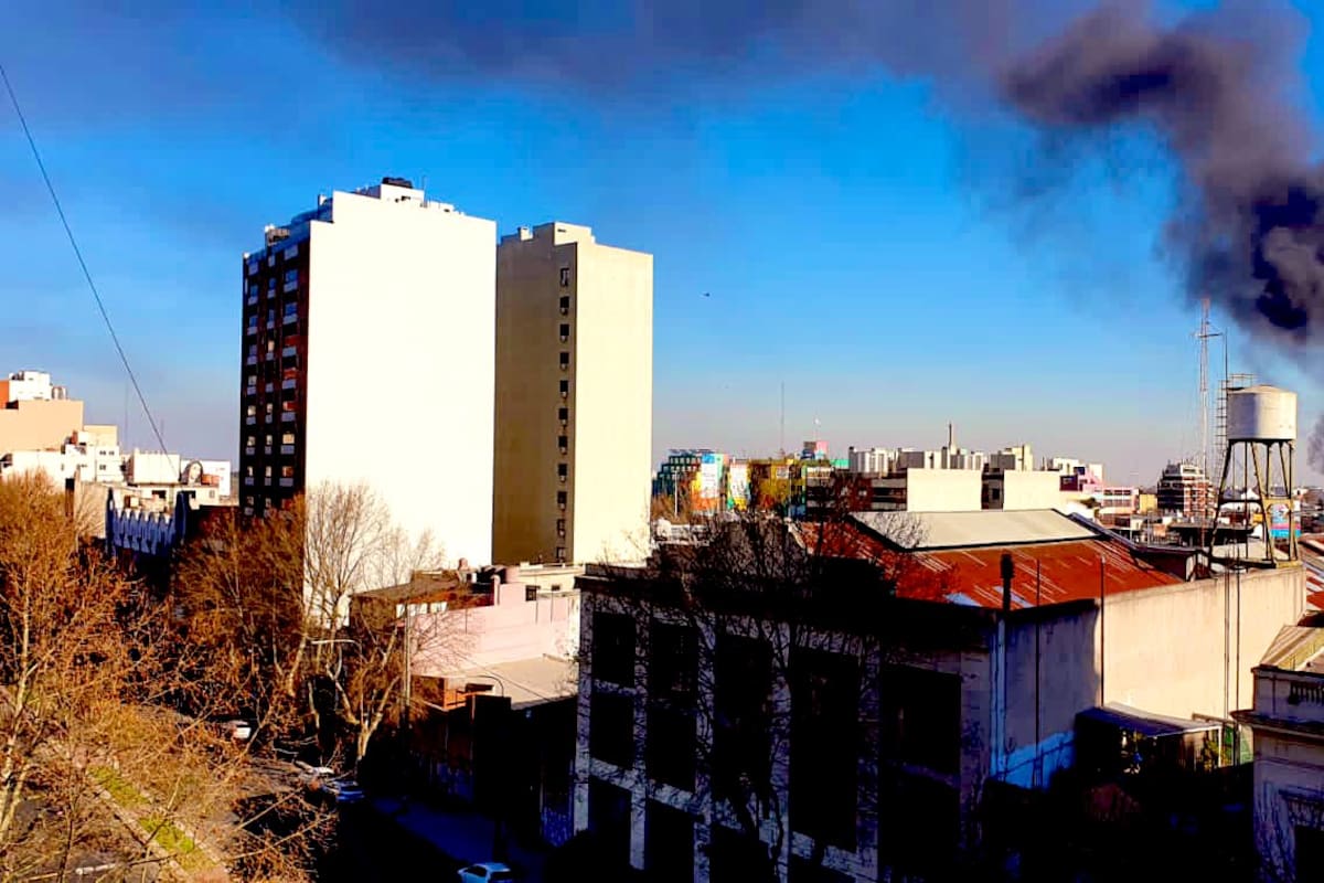 El fuego se habría originado por la explosión de garrafas de gas en un depósito de camping.