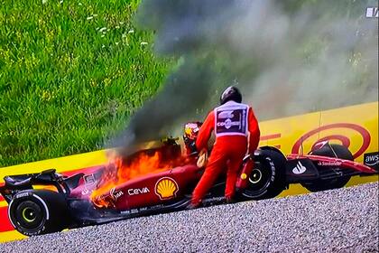 El fuego se propaga en la Ferrari de Carlos Sainz; el español salió sin lesiones del vehículo