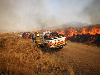 El fuego se torna incontrolable por las ráfagas de viento.