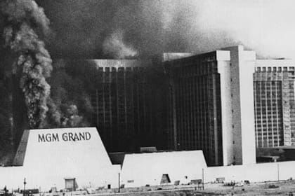 El fuego solo se registró en el primer piso del edificio, pero el humo subió por una falla en el diseño y asfixió a los huéspedes