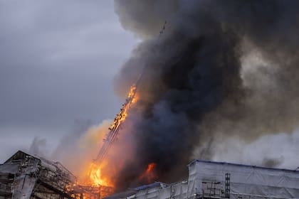 El fuego y el humo se elevan desde la Antigua Bolsa de Valores, Borsen, en Copenhague, Dinamarca, el martes 16 de abril de 2024.
