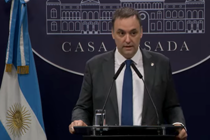 El fuerte enojo de Manuel Adorni con un acreditado de la Casa Rosada