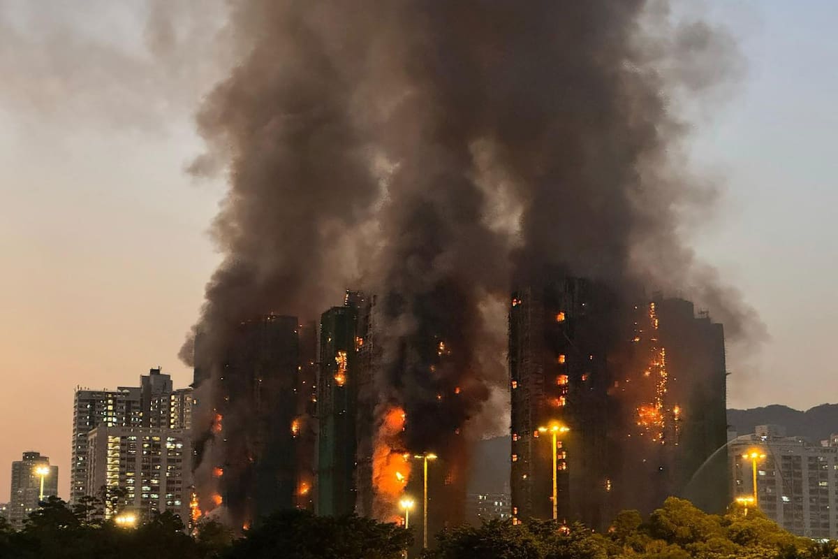 El fuerte incendio en un complejo de edificios en Hong Kong.