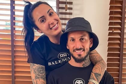 El fuerte mensaje de la esposa del Pipa Benedetto tras los rumores de romance entre el futbolista y Sabrina Rojas