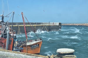 El fuerte oleaje provocado por el temporal causó el naufragio de tres pesqueros en Caleta Olivia