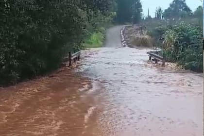 El fuerte temporal dejó más de 200 milímetros de lluvia en Colonia Aurora y provocó anegamientos, desbordes de arroyos y complicaciones en caminos rurales