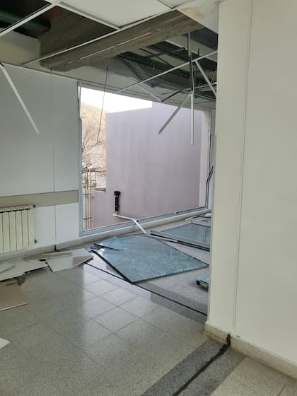El fuerte temporal que se desató en Comodoro Rivadavia provocó destrozos materiales