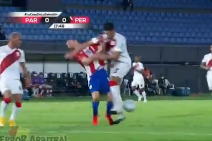 El fuerte topetazo en el partido entre Paraguay y Perú
