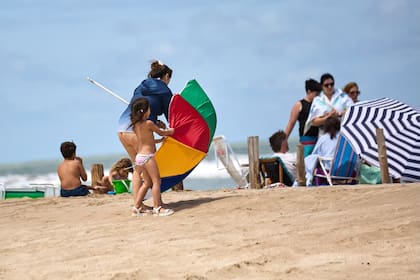 El fuerte viento elevó la marea y dificultó, además, disfrutar de la playa
