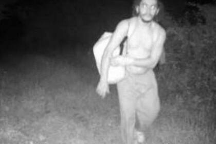 El fugitivo Danelo Cavalcante fue captado dos veces por las cámaras de vigilancia el lunes por la noche.