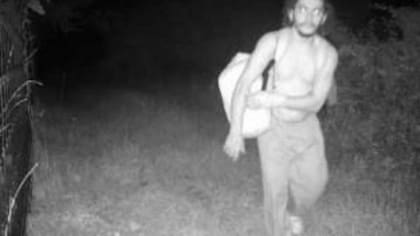 El fugitivo Danelo Cavalcante fue captado dos veces por las cámaras de vigilancia el lunes por la noche.