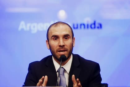 El funcionario anunció que se aplicará un impuesto del 30% a la compra de moneda extranjera