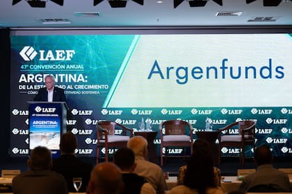 El funcionario arrancó la primera jornada del IAEF y apuntó contra las tasas de interés a las familias