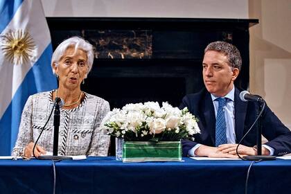 El funcionario de Cambiemos, junto a la titular del FMI Christine Lagarde, en Washington