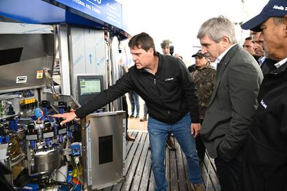 El funcionario recorrió el stand del Ministerio de Economía donde había un equipo de tambo robot