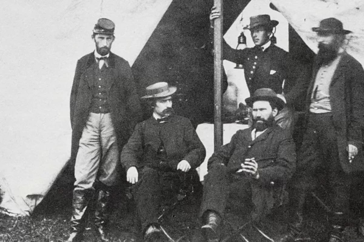 El fundador de la agencia Pinkerton, Allan Pinkerton, con su equipo y Kate Warne, arriba, apoyada en el poste.
