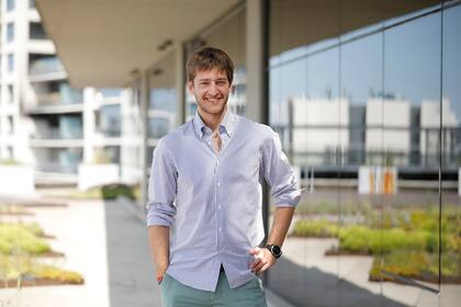 El fundador de la aplicación Glovo reconoció que la consolidación del negocio es inevitable y adelanta sus planes para crecer en el mercado local con nuevos servicios; la visión del futuro del trabajo por el joven que creó la plataforma con solo 22 años