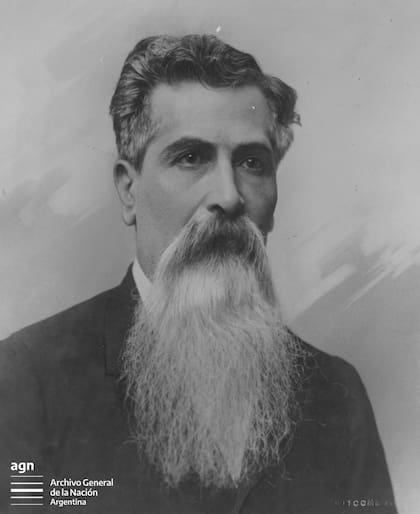 El fundador de la Unión Cívica Radical, Leandro N. Alem, se suicidó el 1 de julio de 1896, luego de escribir un célebre testamento político: "He terminado mi carrera, he concluido mi misión. Para vivir estéril, inútil y deprimido, es preferible morir. ¡Sí, que se rompa, pero que no se doble!"