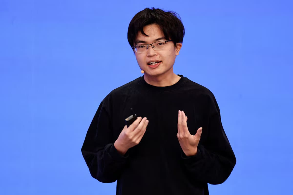 El fundador de Moonshot AI, Yang Zhilin, empresa creadora de Kimi, habla en una conferencia en Beijing el pasado mes de marzo